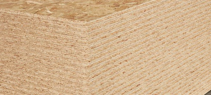 Gestapelte OSB-Platten mit charakteristischer Spanstruktur, ideal für den Bau- und Innenausbau.