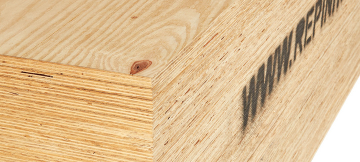 Gestapelte Bausperrholzplatten mit sichtbarer Schichtenverleimung und natürlicher Holzmaserung.