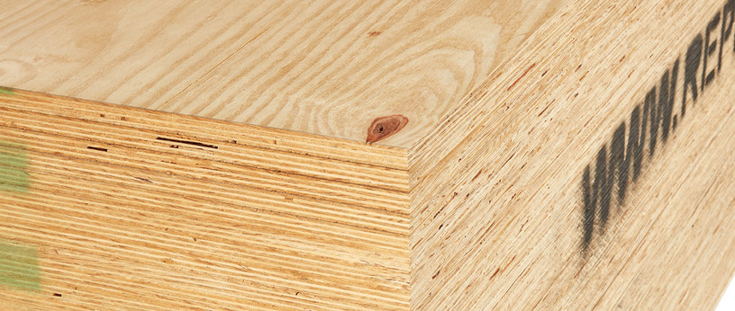 Gestapelte Bausperrholzplatten mit sichtbarer Schichtenverleimung und natürlicher Holzmaserung.