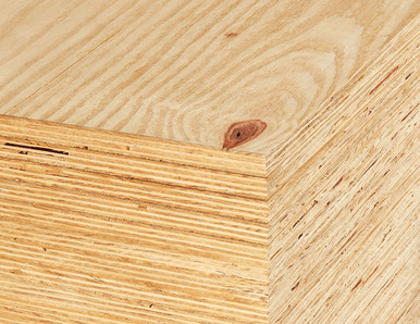 Gestapelte Bausperrholzplatten mit sichtbarer Schichtenverleimung und natürlicher Holzmaserung.
