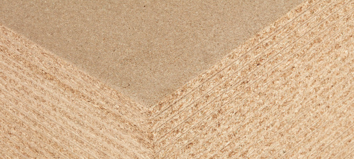 Detailansicht einer Spanplatte mit feiner Holzspanstruktur, ideal für Möbelbau und Innenausbau.