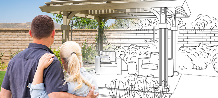 Ein Foto eines Gartenteils, auf dem ein skizzierter Plan für den Bau einer Terrasse mit Sesseln und Dekorationen zu sehen ist.