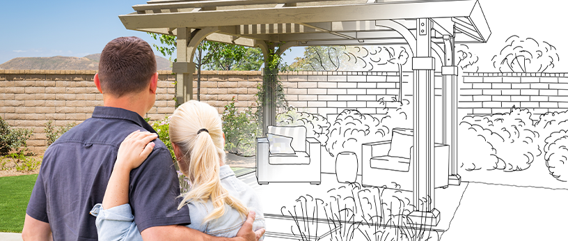Ein Foto eines Gartenteils, auf dem ein skizzierter Plan für den Bau einer Terrasse mit Sesseln und Dekorationen zu sehen ist.