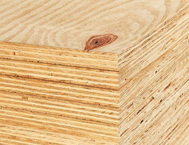 Gestapelte Bausperrholzplatten mit sichtbarer Schichtenverleimung und natürlicher Holzmaserung.