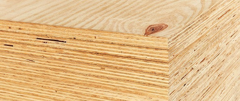 Gestapelte Bausperrholzplatten mit sichtbarer Schichtenverleimung und natürlicher Holzmaserung.