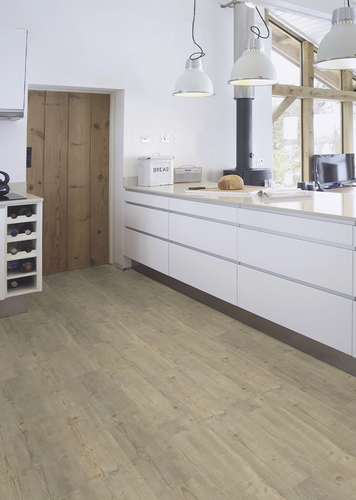 Helle, moderne Wohnküche mit hellem Vinylboden in Holzoptik und viel Tageslicht – gemütliches Ambiente mit rustikalen Akzenten.