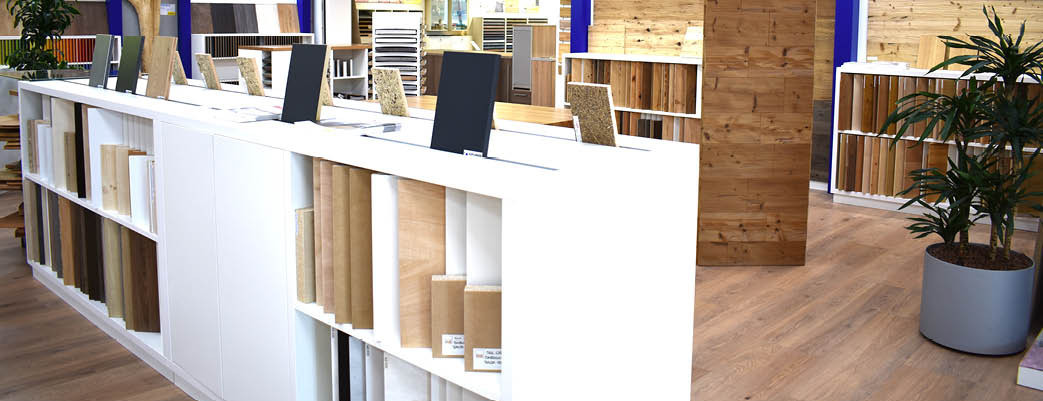 Moderne Ausstellung mit Holz- und Dekorplatten bei Keplinger – übersichtliche Präsentation von Materialien für Möbel und Innenausbau.