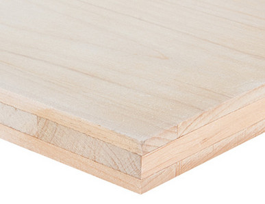 Nahaufnahme einer Dreischichtplatte mit sichtbarer Verleimung, ideal für Möbel- und Innenausbau.